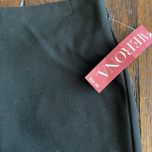 NWT Women’s Skirt (0133) - Picture 2 of 4